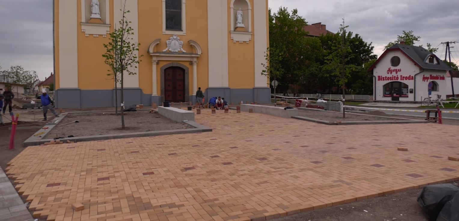 Június végére elkészül a templom előtti tér