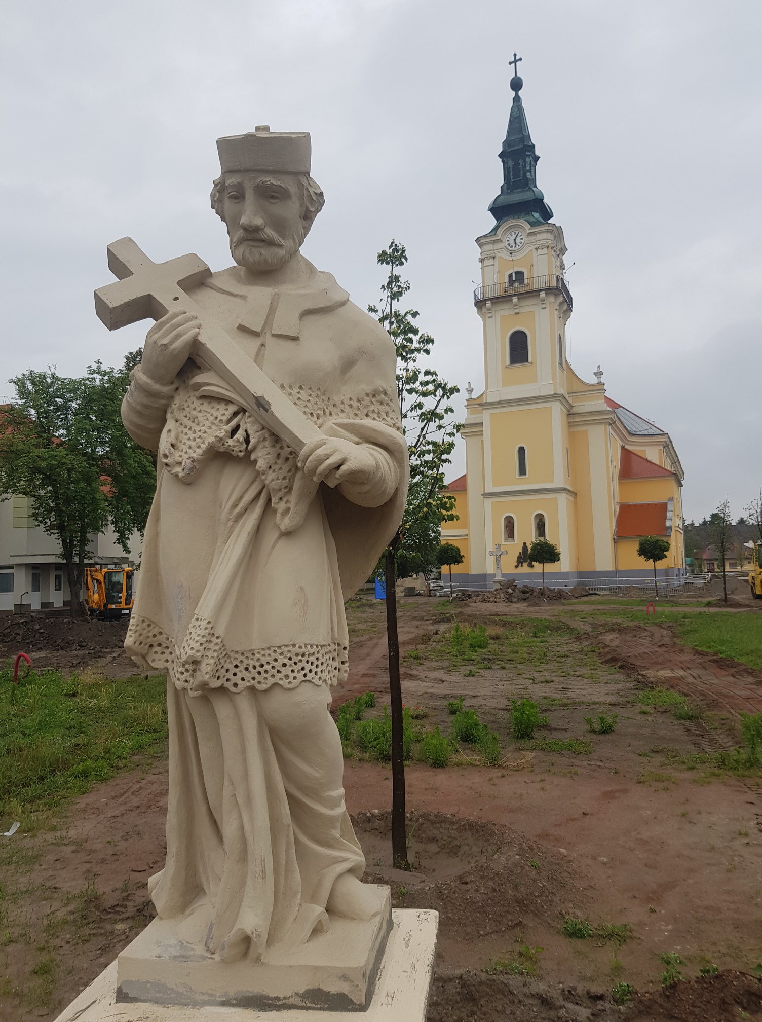 Újabb szobrok kerültek vissza a főtérre
