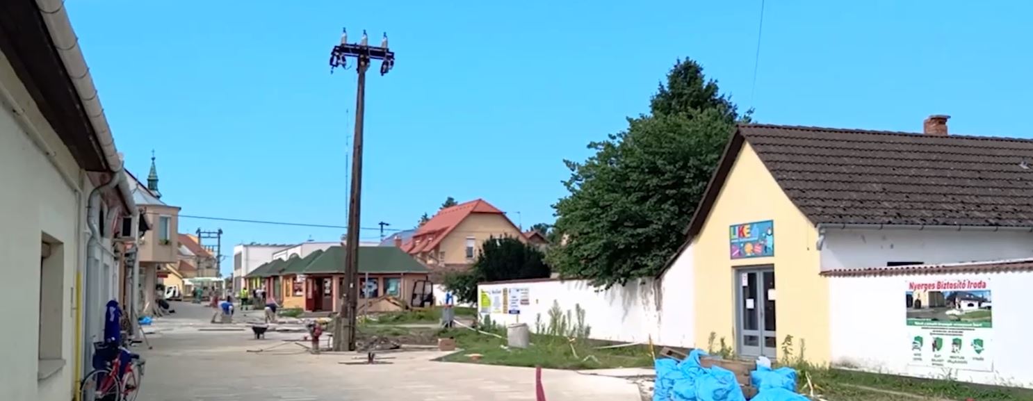 Elbontották a légvezetéket a sétálóutcában
