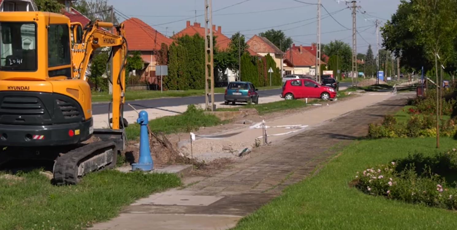 Megkezdődött a falu utcáján a kerékpárút építése