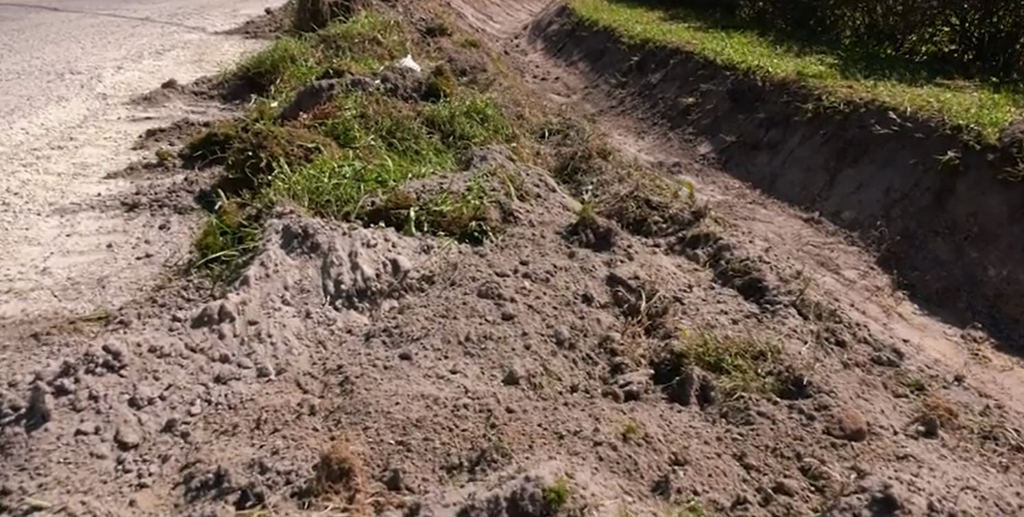 Csapadékvíz-elvezető árok felújításán dolgozik a városgazdálkodás