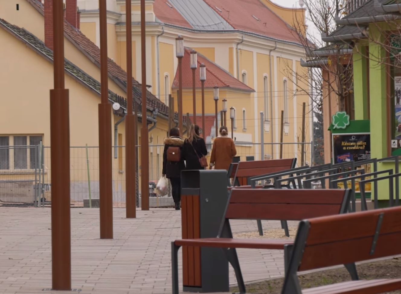 Csütörtök reggeltől közterületen is kötelező a maszkhasználat