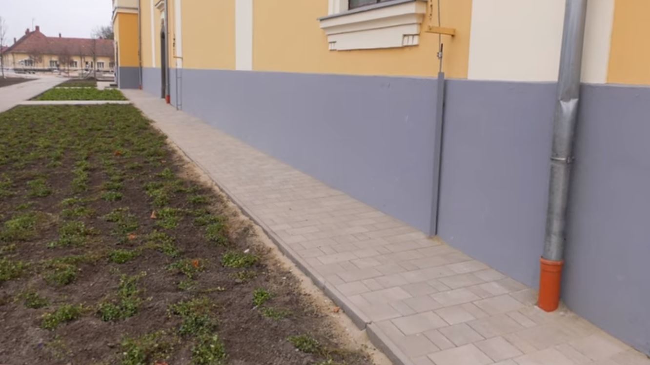 Elkészült a templom körüli járdaszakasz térkövezése