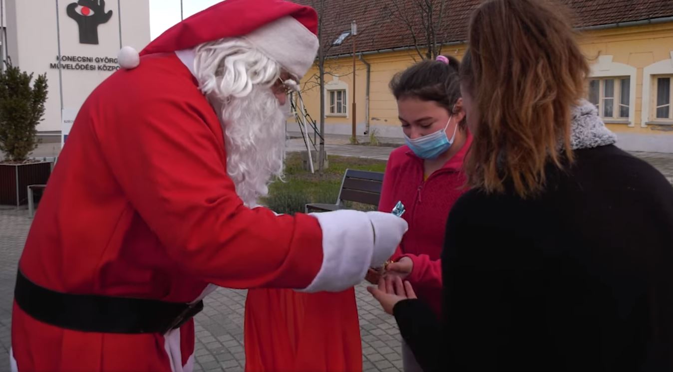 A Konecsni György Művelődési Központ szervezésében három évtizede Házhoz megy a Mikulás