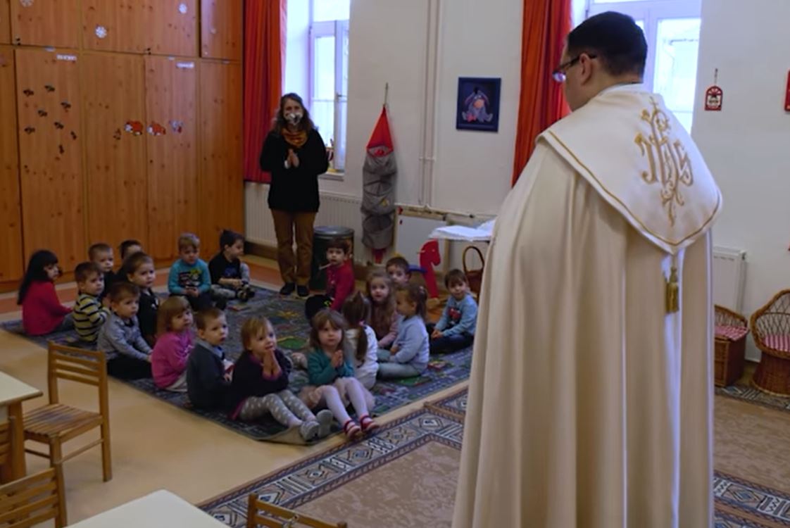 Megszentelték az óvodai csoportszobákat és tantermeket a Szent Gellért Katolikus Általános Iskolában