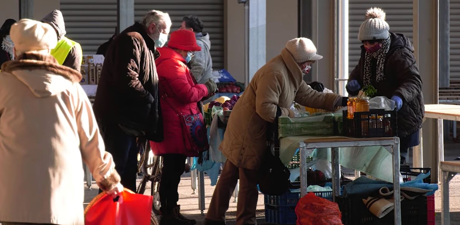 Használatba vették az új elárusító asztalokat a piacon