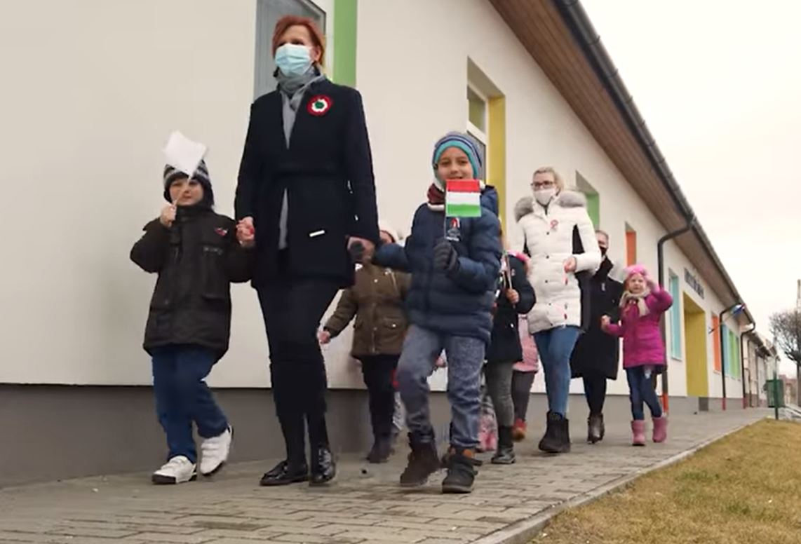 Zászlókkal emlékeztek a Napsugár ovisok