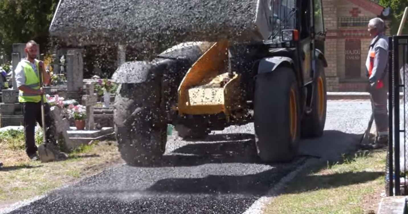 480 méter hosszú útszakasz újul meg a felső temetőben