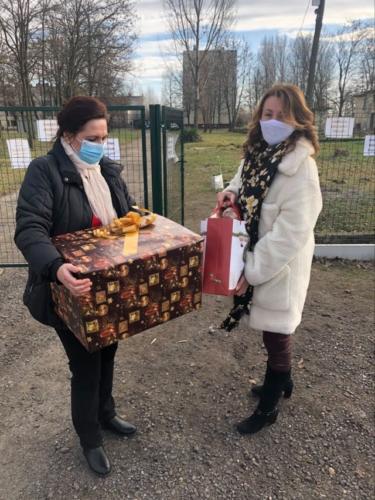 A sétálóutca vállalkozói ajándékokat vittek a Menedékvárosba 1