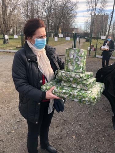 A sétálóutca vállalkozói ajándékokat vittek a Menedékvárosba 5