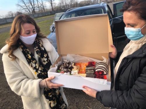A sétálóutca vállalkozói ajándékokat vittek a Menedékvárosba 8